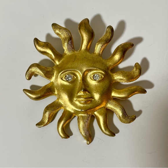SOLD
Gold Sun Pendant, Heavy Solid Sun Brooch 1960s Vintage Estate Sale Women - Picture 1 of 3